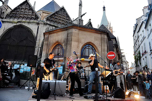Музыканты на улице Сен-Жак во время праздника музыки / Источник: pauldorpat.com