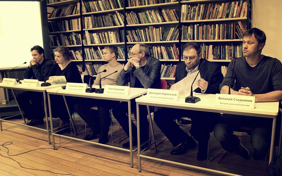 Виталий Стадников, Дмитрий Наринский, Олег Баевский в президиуме дискуссии в Библиотеке Достоевского 