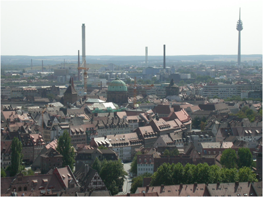 Современный Нюрнберг: крыши старого города и новые вертикали труб и башен