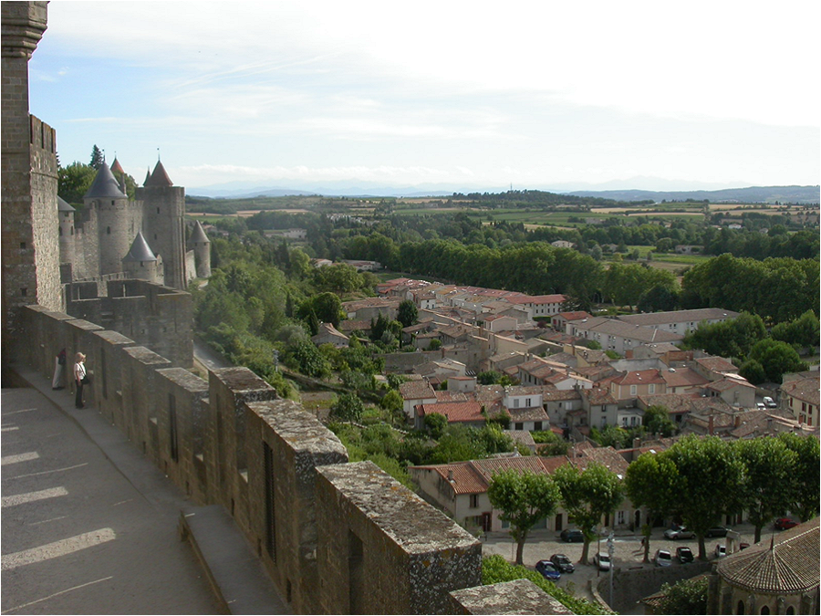 Вид на город Каркассон со стен средневековой крепости